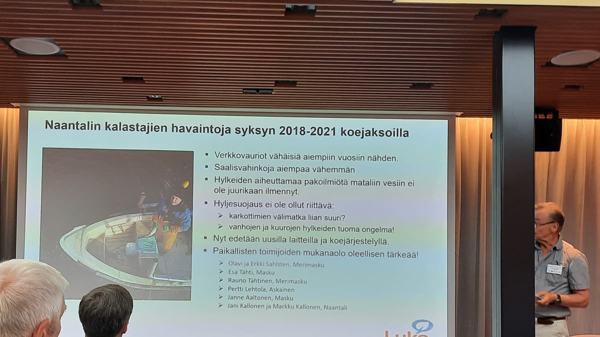 Luonnovarakeskuksen Petri Suuronen esittelee hyljekarkoittimien tehoa.