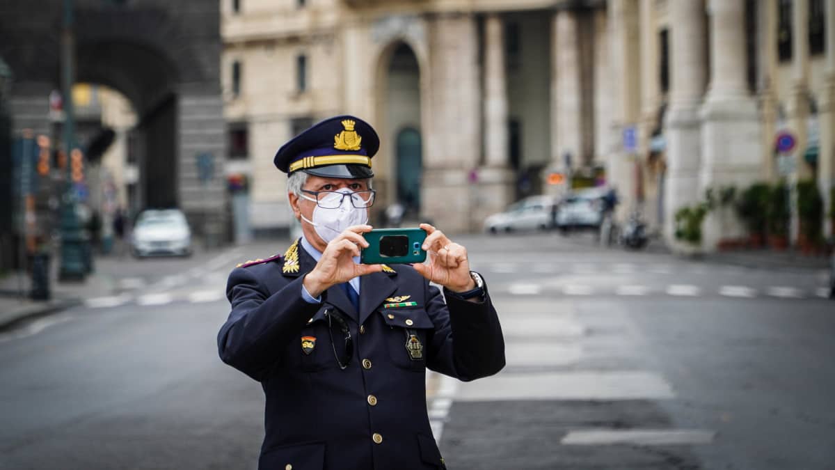 Poliisi otti valokuvaa Napolissa sunnuntaina.