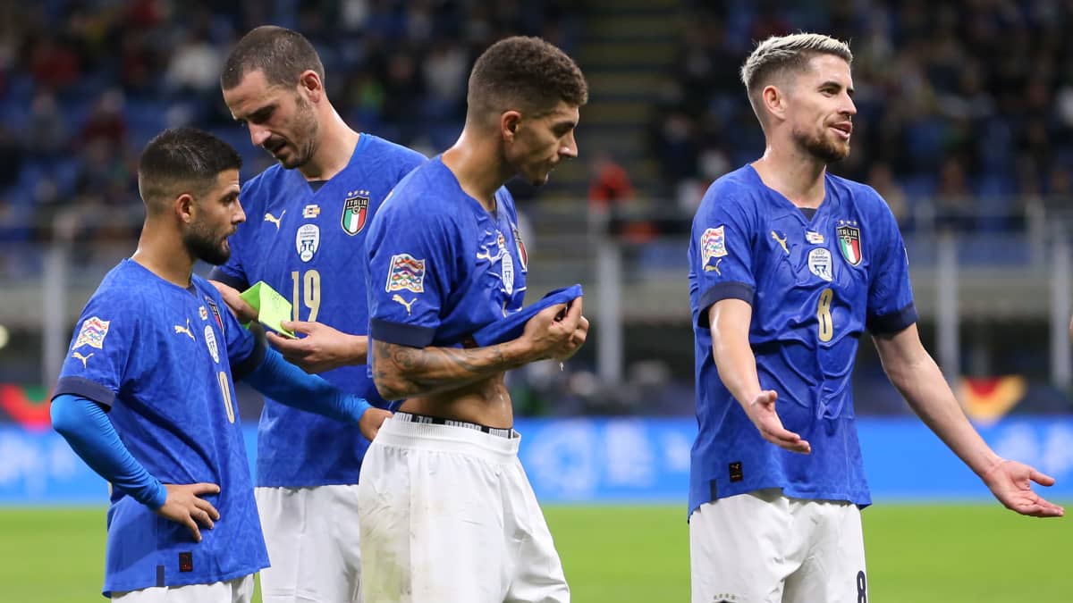 Italian pelaajat levittelevät käsiä, kun Leonardo Bonucci ajetaan ulos Kansojen liigan välierässä 6.10.2021.