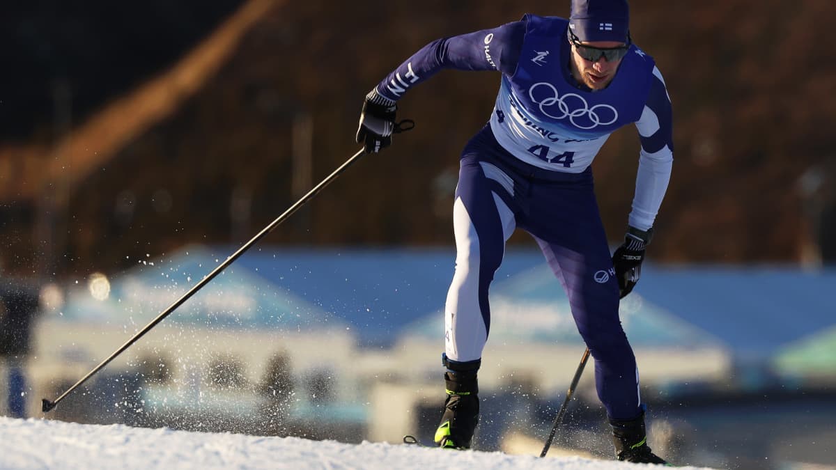 Joni Mäki hiihtää vapaan hiihtotavan sprintin karsinassa Zhangjiakoussa.