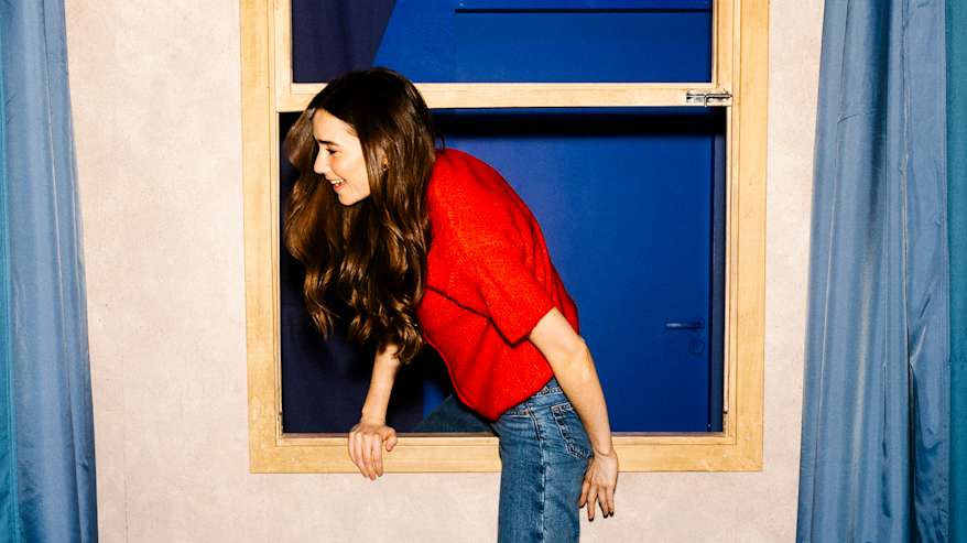 Henkilö pukeutuneena punaiseen neuleeseen.