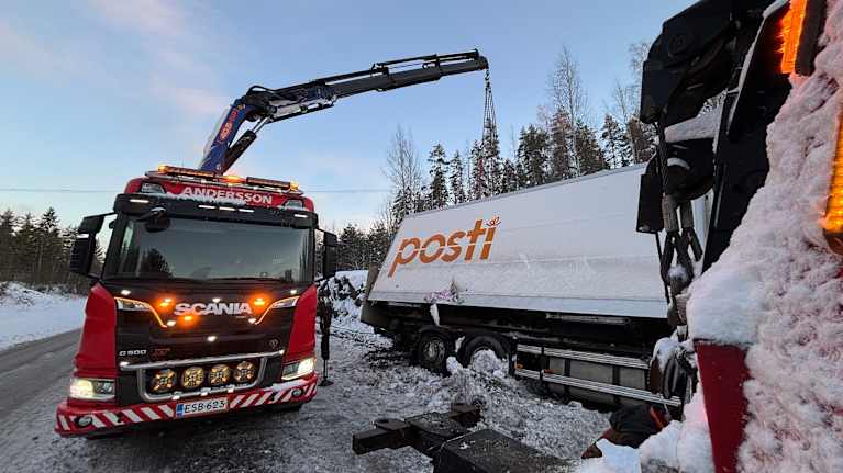 kaatunut-rekka-tukki-nelostien-useiksi-tunneiksi-perjantaiaamuna