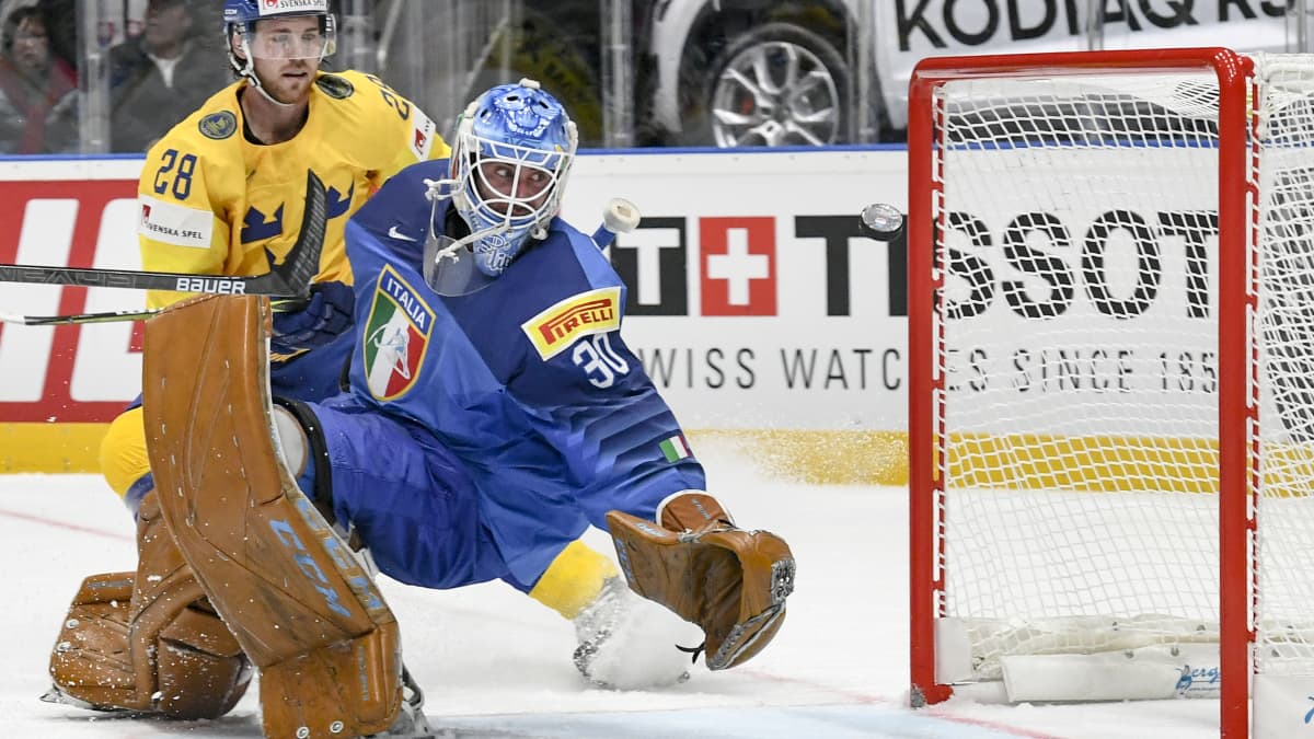 Italiens målvakt Marco De Filippo och Sveriges anfallare Elias Lindholm.