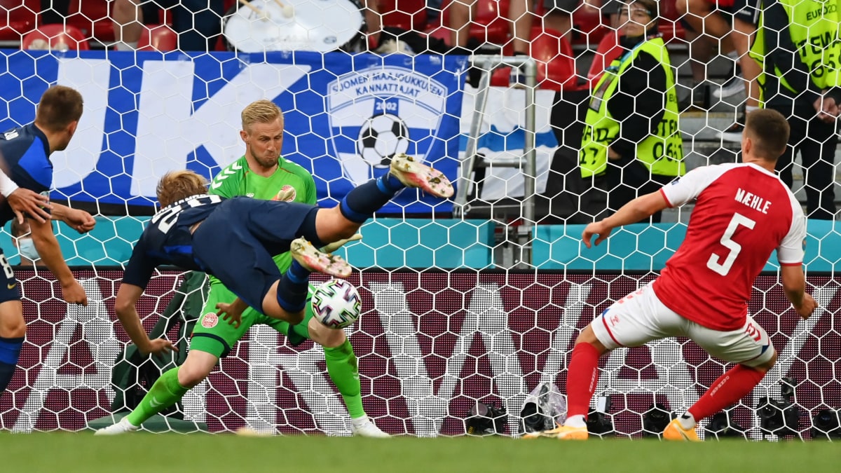 Huuhkajien Joel Pohjanpalo puski pallon maaliin.
