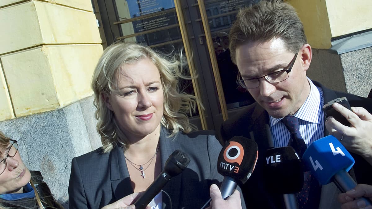 Jutta Urpilainen ja Jyrki Katainen tiedotusvälineiden haastateltavana.