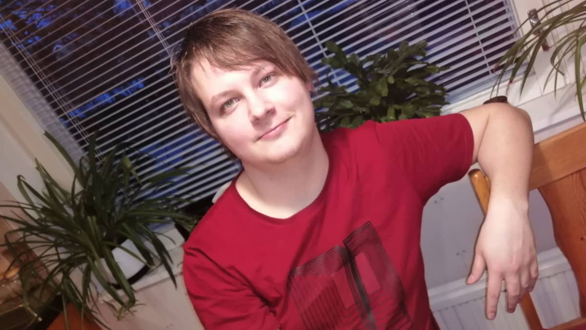 Tamperelainen Arttu Helenius istuu pöydän äärellä.