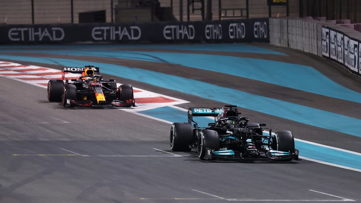 Lewis Hamilton ajaa perässään Max Verstappen.