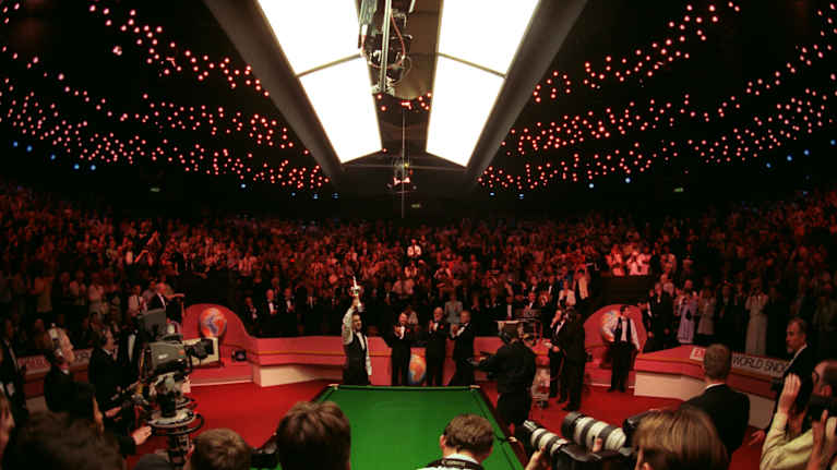 Hendry tunnetaan lempinimellä The King of The Crucible, Cruciblen kuningas.