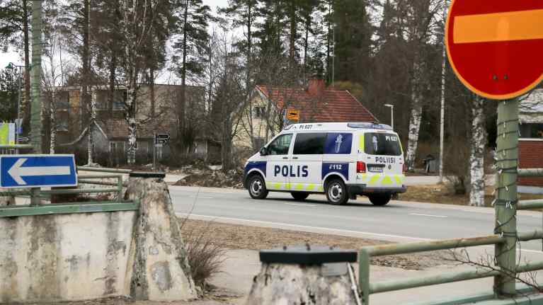 Poliisiauto ajamassa Juupajoen keskustassa.