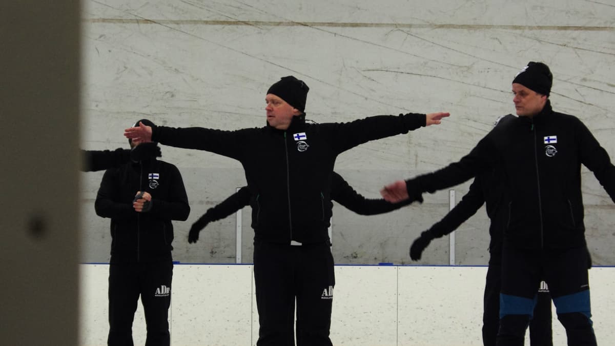 Janne Saarela muodostelmassa jäällä. Levittää käsiään.