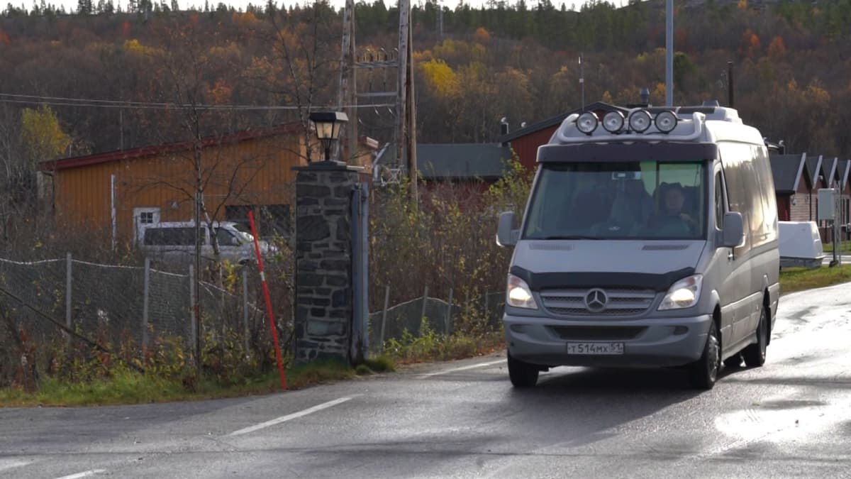Venäjälle rekisteröity minibussi tulossa Storskogin raja-asemalta Norjan puolelle. 