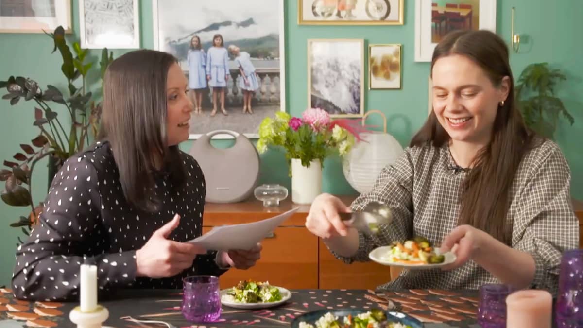 Toimittaja Hanna Salo ja ruokakirjailija- ja stylisti Elina Ylitervo ruokapöydän ääressä maistelemassa paahdettuja vihanneksia.