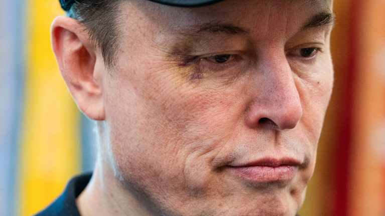 Elon Musk with⁤ a black eye at the ​White House press conference.
