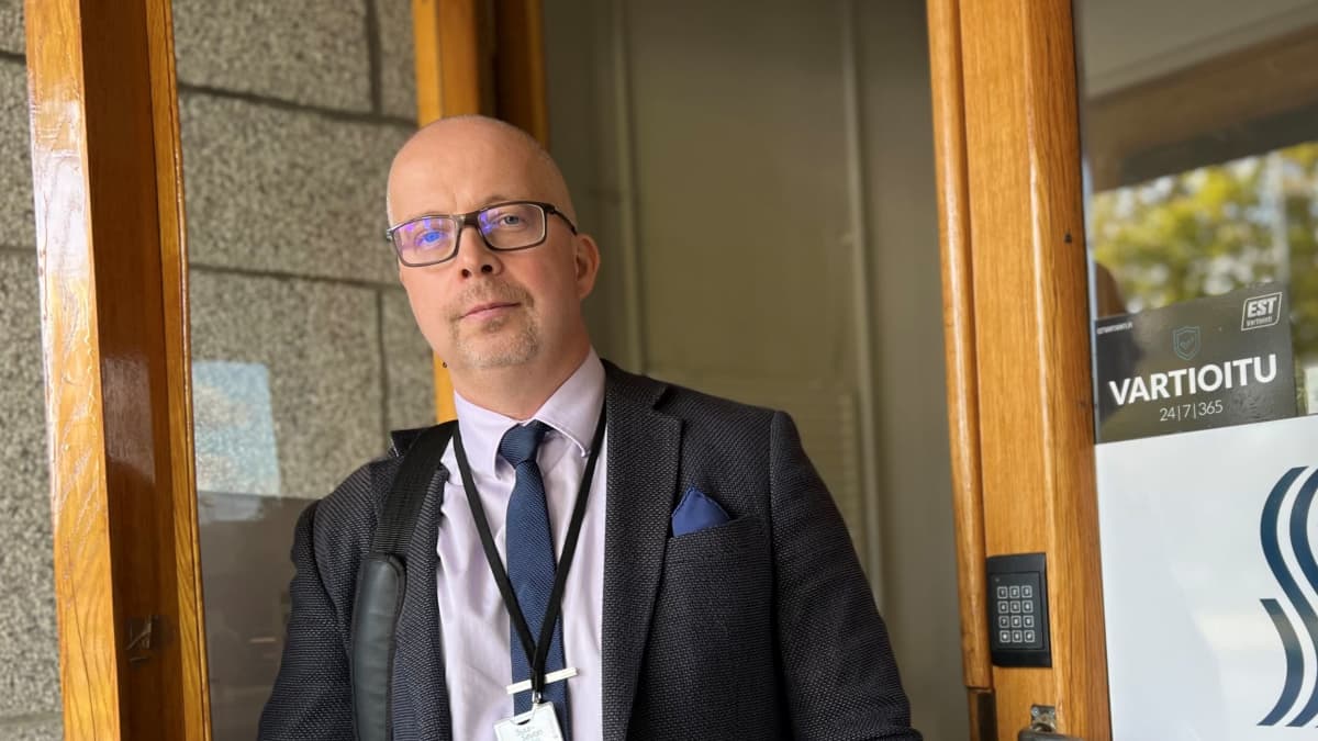 Markus Tykkyläinen Suur-Savon Sähkön pääkonttorin ulko-ovella Mikkelissä.