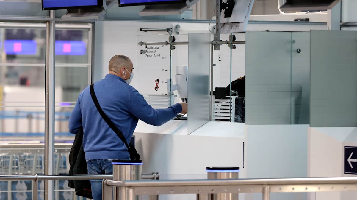 Venäläisiä matkustajia passitarkastuksessa Helsinki-Vantaan lentoasemalla.