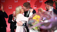 Antti Lindtman ja Kaija Stormbomin suutelevat lavalla SDP:n vaalivalvojaisissa.