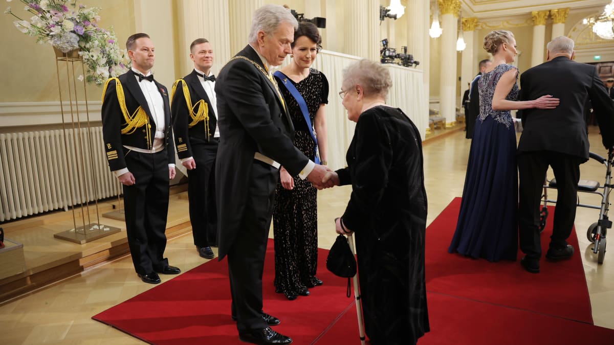 The presidential couple shaking hands with guests at Linna’s party 2023. Photo: Silja Viitala / Yle