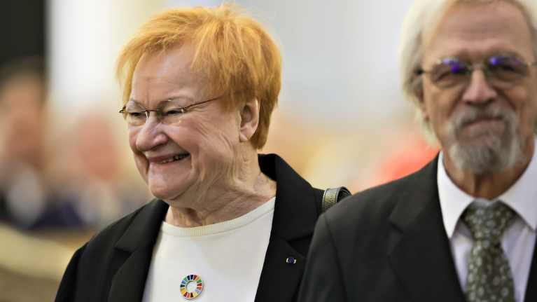 Presidentti Tarja Halonen ja puolisonsa Pentti Arajärvi Helsingin tuomiokirkossa 7. helmikuuta 2024.