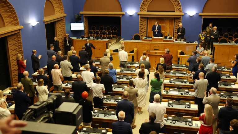 Alexander Stubb is leaving the court. People applaud.