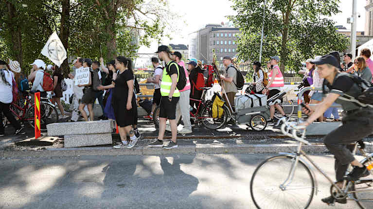 People feel that they are standing up for the right cause. Other people’s opinions may seem wrong. Photo: Silja Viitala / Yle