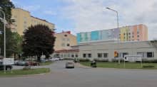 Katunäkymä Etelä-Karjalan keskussairaalan edestä, jossa takana näkyy värikäs K-sairaala. 