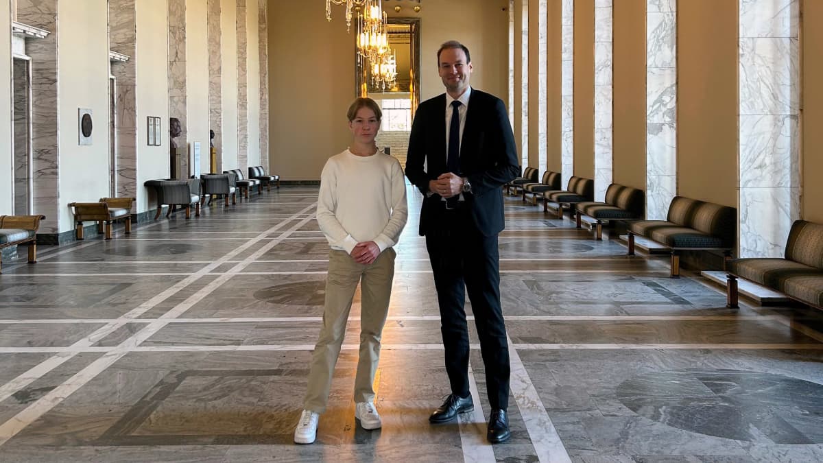 TET-harjoittelija Elias Hiltunen Kouvolasta eduskunnan Valtiosalissa kansanedustaja Ville Kauniston kanssa.