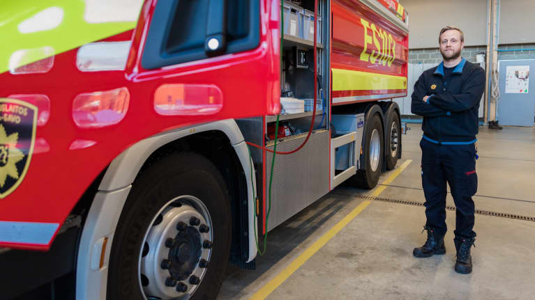 Joni Himberg palaauton vierellä.