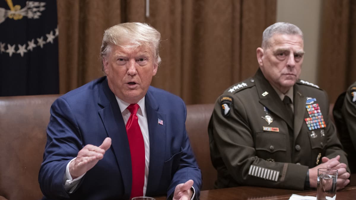 Trump ja kenraali Mark A. Milley kokouksessa. Kenraalilla on univormu päällä ja hän yrittää näyttää ilmeettömältä. 