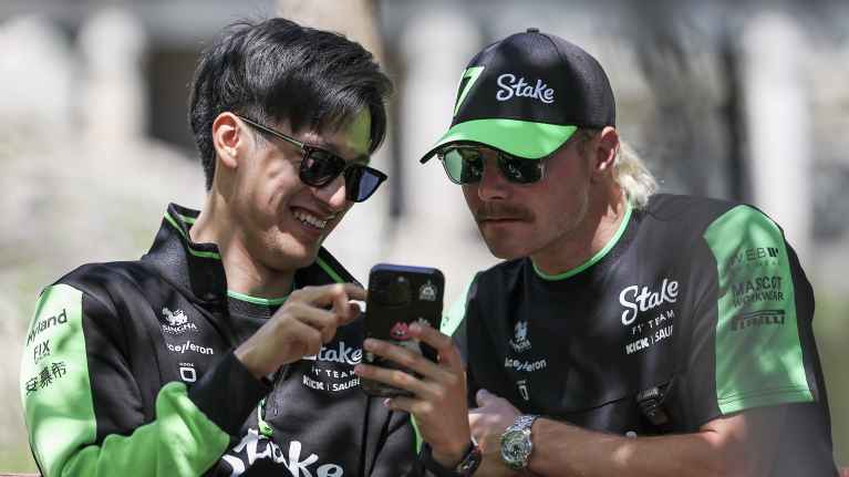 Guanyu Zhou ja Valtteri Bottas hymyilevät ennen Kiinan F1-viikonloppua Shanghaissa.