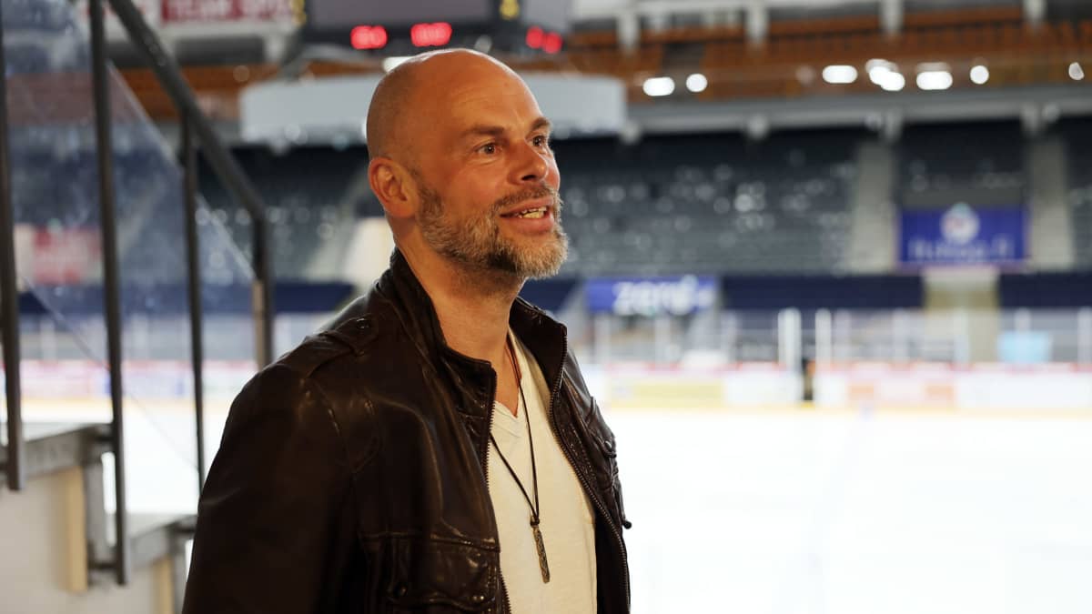 Valmentaja Jouko Myrrä hymyilee Hakametsän jäähallissa.