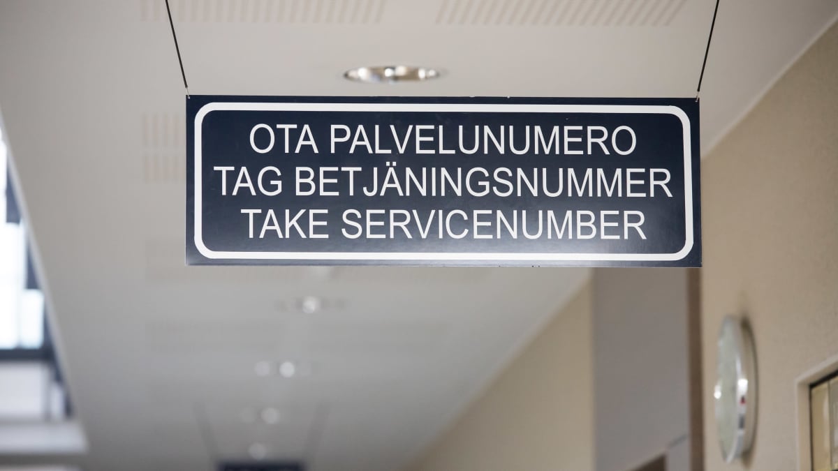 Ota palvelunuemro kyltti toimiston asiakaspalvelun katossa suomeksi, ruotsiksi ja englanniksi. 
