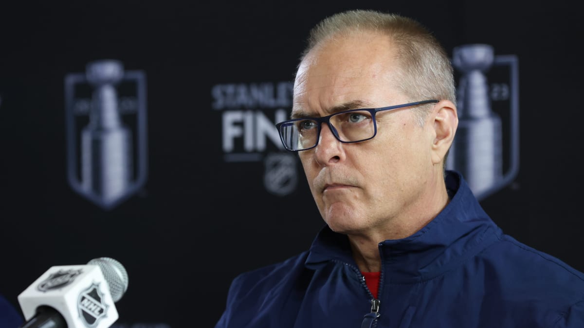 Paul Maurice puhumassa medialle. 