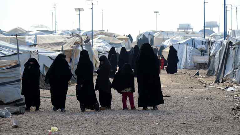 Ihmisiä pakolaisleirillä.