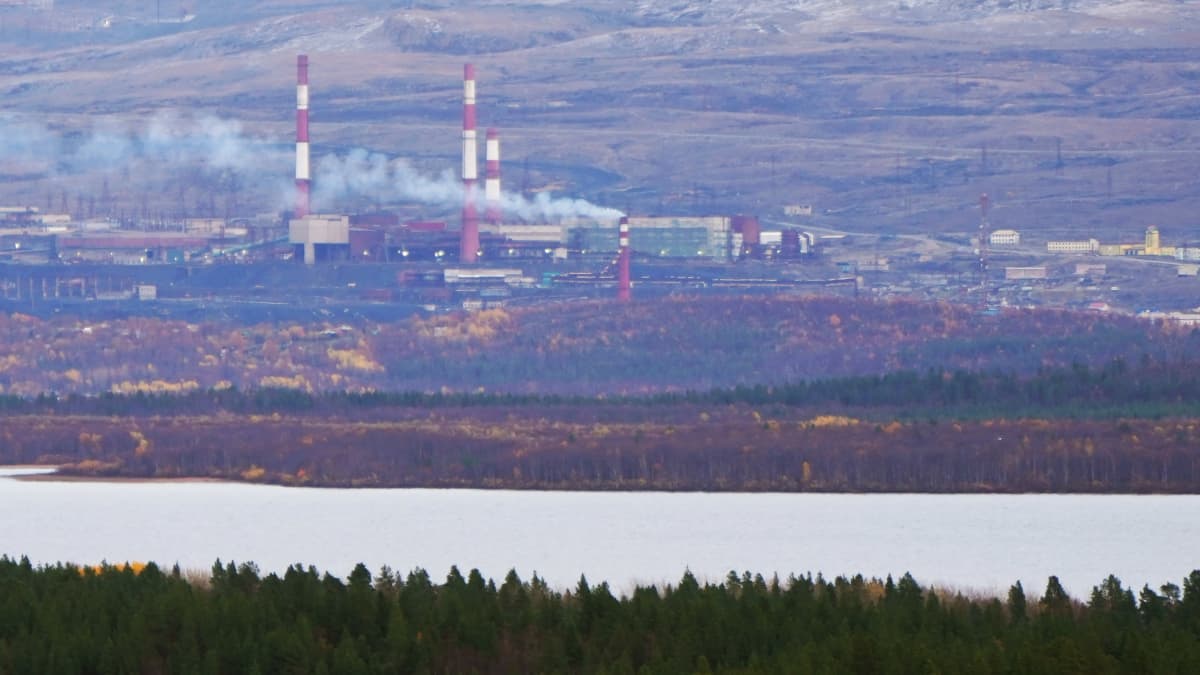Nikkelin kaivoskaupunki Kuolan niemimaalla Venäjällä, kuvattuna Norjan puolelta