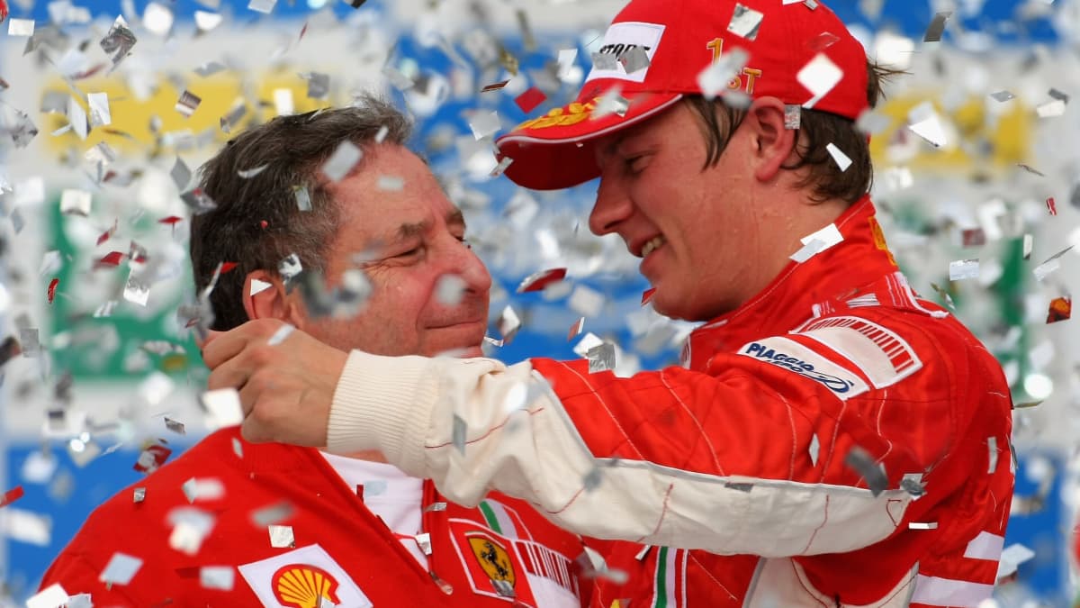 Räikkönen juhlii mestaruutta.