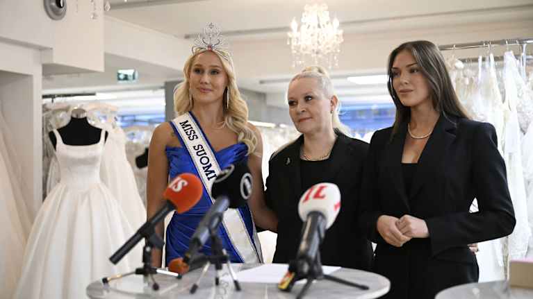 Tara Lehtien (left) was unveiled as Sarah Dzafce's (right) replacement at a press conference on Thursday. The Miss Finland organisation's CEO Sunneva Sjögren is in the middle.