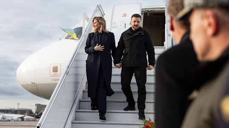 Olena Zelenska ja Volodymyr Zelenskyi astuvat ulos lentokoneesta Helsinki-Vantaalla.