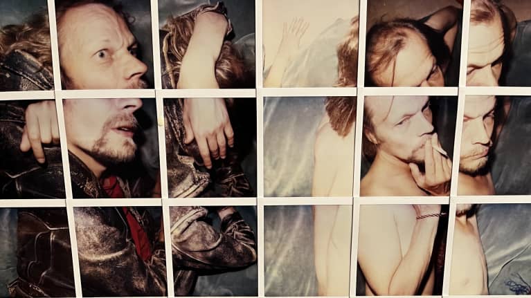 Kari Riipinen on polaroid-kollaasissa itse kuvansa mallina eli kyseessä on omakuva.