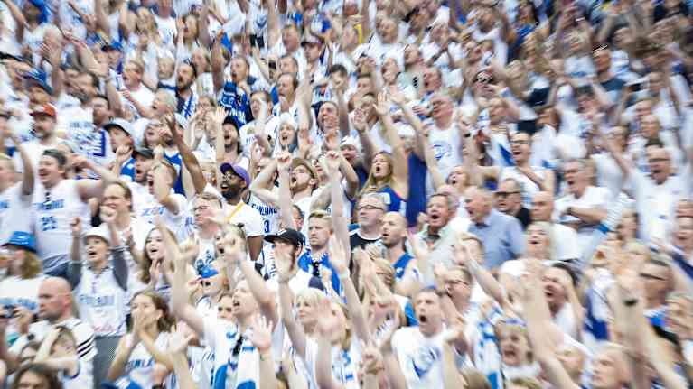 Suomen faneja koripallon EM-kisoissa 2022.