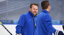 Antti Pennanen hymyilee Nuorten Leijonien harjoituksissa vuoden 2021 MM-kisoissa.