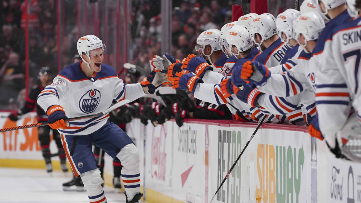 Jesse Puljujärvi tuuletti maaliaan Edmonton Oilers -joukkuekavereidensa kanssa.