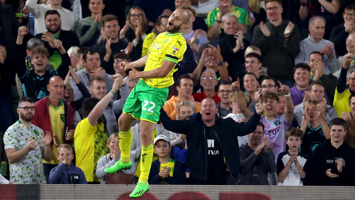Teemu Pukki tuulettaa maaliaan Norwichin paidassa.