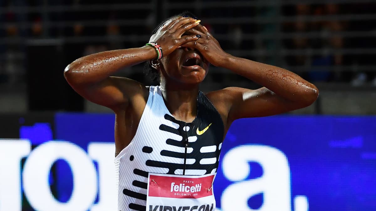  Faith Kipyegon pitelee kasvojaan.
