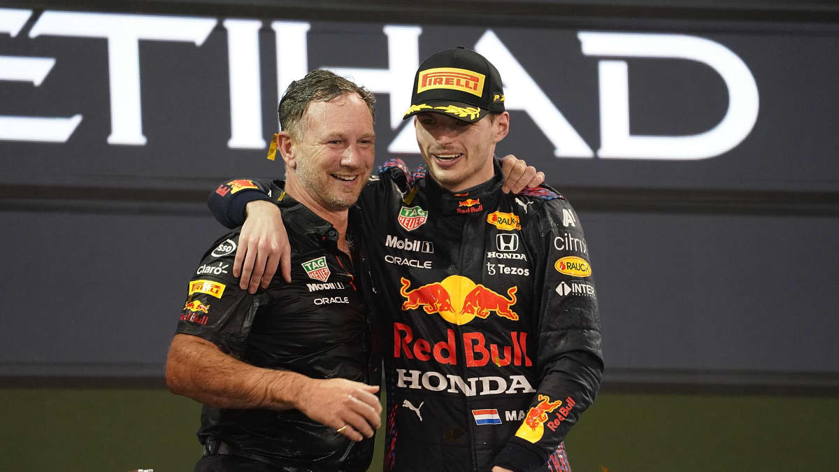 Christian Horner ja Max Verstappen juhlivat Verstappenin mestaruutta.