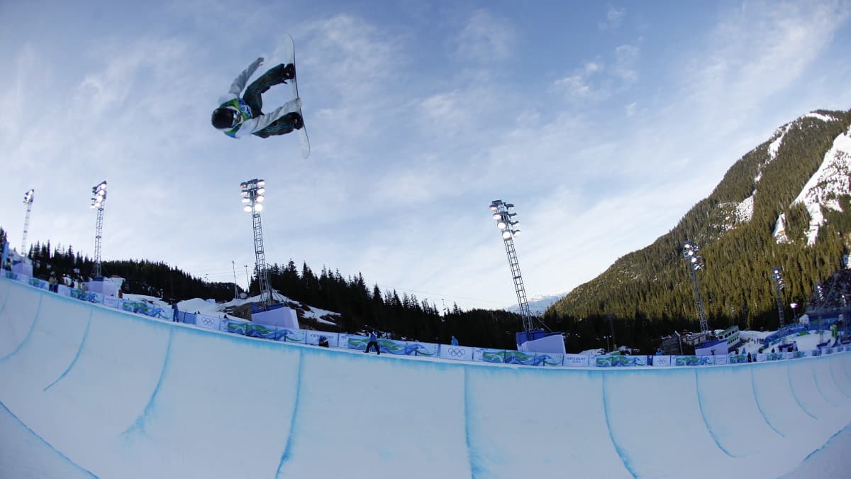Lumilautailija Peetu Piiroinen suorituksen aikana Vancouverin olympialaisissa 2010.