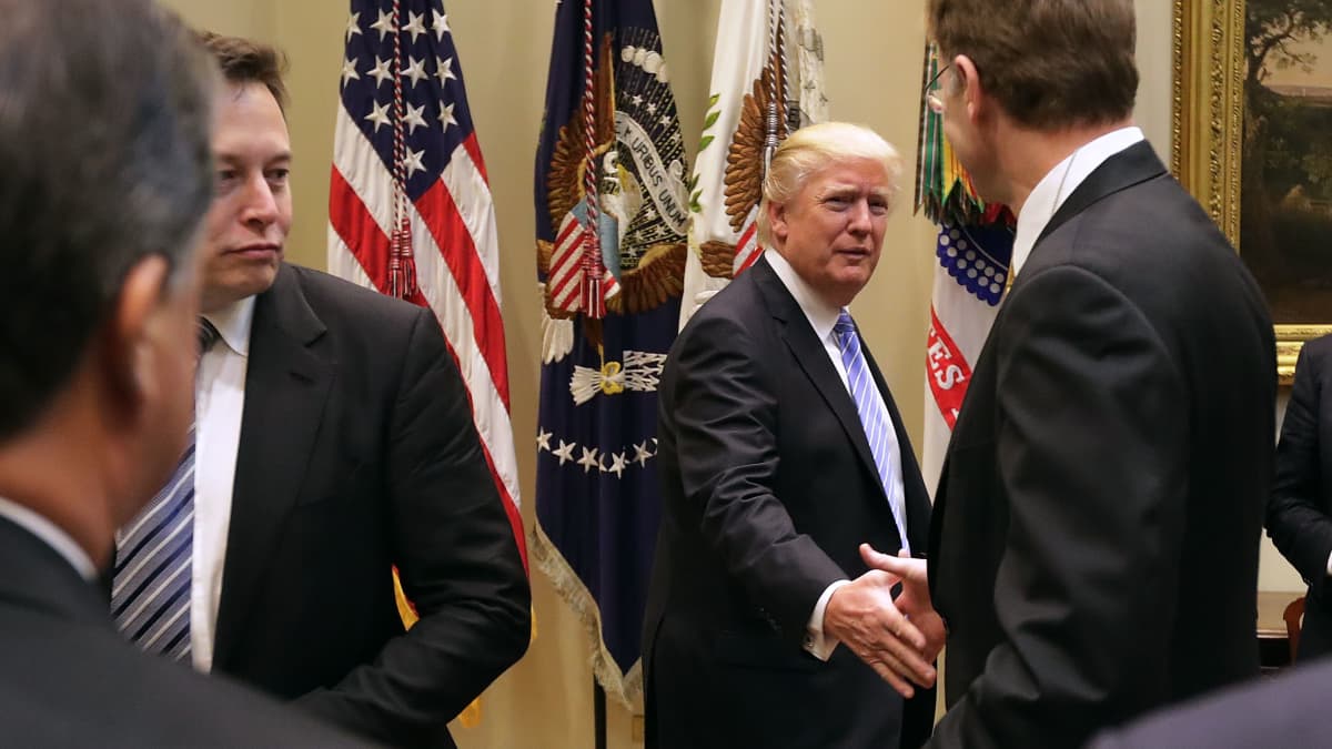 Elon Musk ja Donald Trump Valkoisessa talossa 2017.