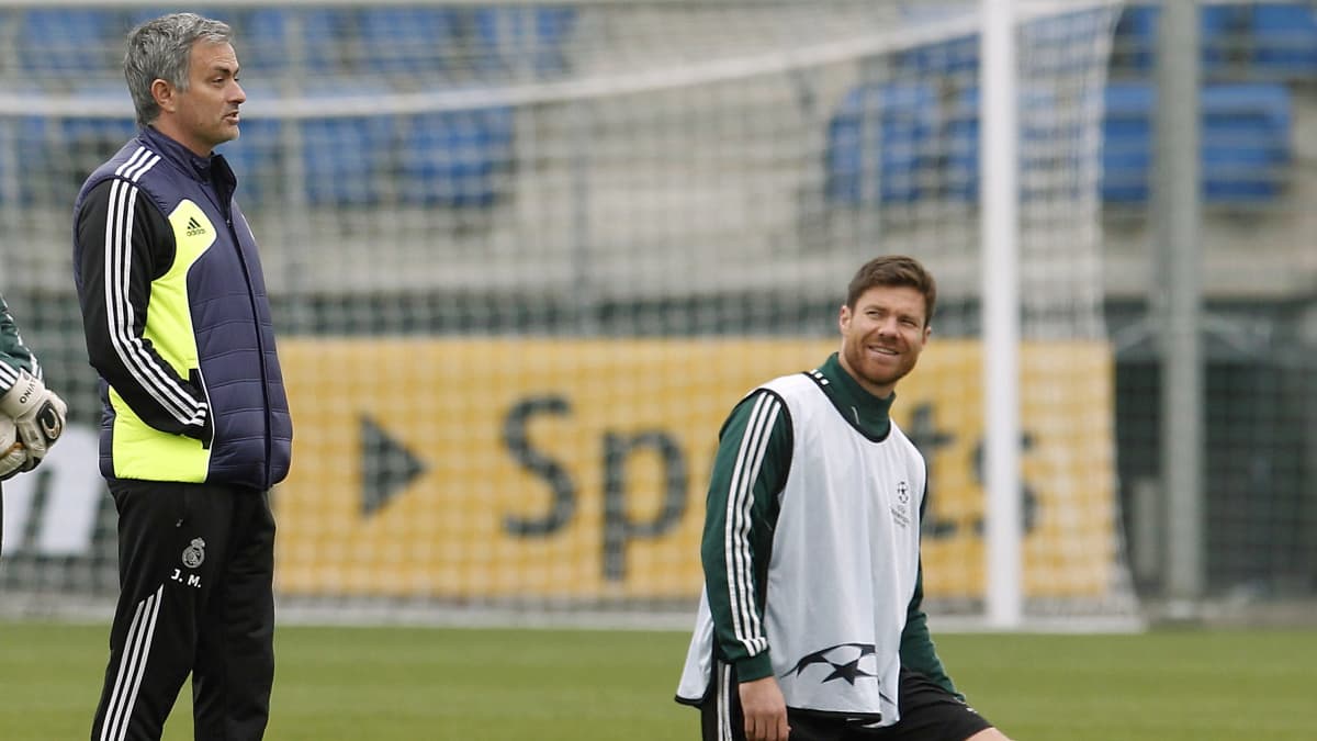 Jose Mourinho ja Xabi Alonso Real Madridin treeneissä 2012.