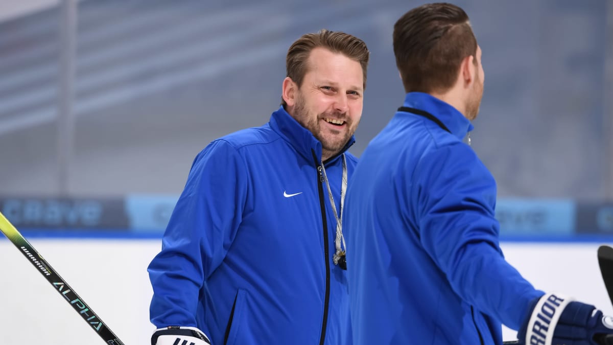 Antti Pennanen hymyilee Nuorten Leijonien harjoituksissa vuoden 2021 MM-kisoissa.