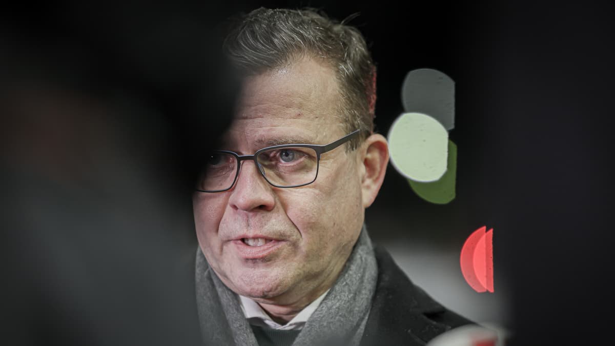 Pääministeri Petteri Orpo pitää tiedotustilaisuutta Vartiuksen rajanylityspaikalla Kuhmossa 20.11.2023.