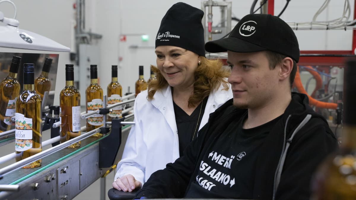 Juomayhtiö Lignell&Piispasen toimitusjohta Kirsi Räikkönen seuraa liköörilinjaston etenemistä  Valtteri Myllyksen kanssa.